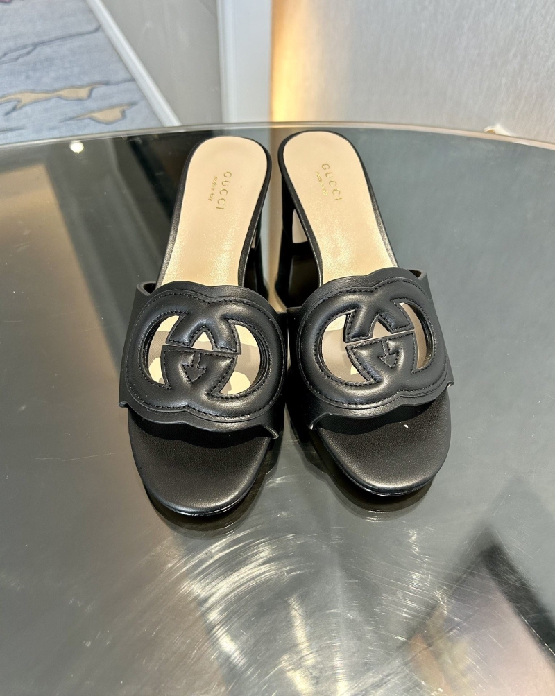 G*u*i slippers
